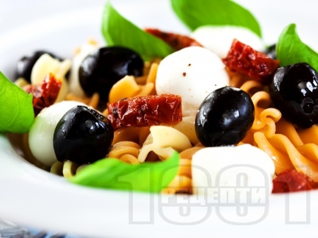 Салата с фузили, моцарела, сушени домати и маслини  - снимка на рецептата